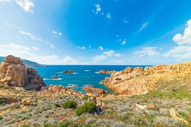 Costa Paradiso kıyıları güneşli bir günde. Sardunya, İtalya