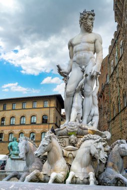 Bulutlu bir günde Piazza della Signoria 'daki Neptune Heykeli' nin kapanışı. Floransa, İtalya