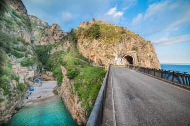 Sokaktan görülen Furore fiyort. Amalfi Sahili, İtalya