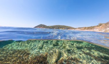 La Speranza sahilinin kayalık deniz tabanını ikiye böleceğiz. Sardunya, İtalya