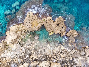 Alghero kayalık sahilinin havadan görünüşü. Sardunya, İtalya