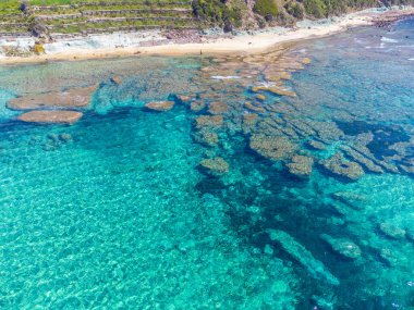Sardinya, İtalya 'da sahilde tek başına bir adam.