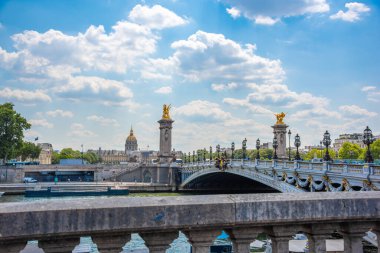 Alexander III, bulutlu bir gökyüzünün altında köprü. Paris, Fransa