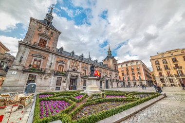Madrid, SP - 22 Ocak 2020 Bulutlu bir gökyüzünün altında Plaza de la Villa
