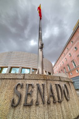 Madrid Senato Binası bulutlu bir gökyüzü altında, İspanya
