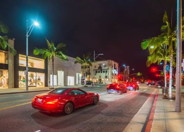 Geceleri Rodeo Drive 'da trafik vardı. Beverly Hills, ABD