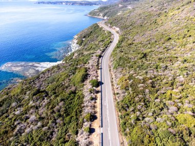 Alghero 'nun havadan görünüşü - Sardinya, İtalya' daki Bosa kıyı yolu