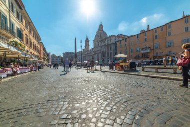 Roma, 13 Ekim 2017: Güneşli bir günde Piazza Navona 'da şehir hayatı