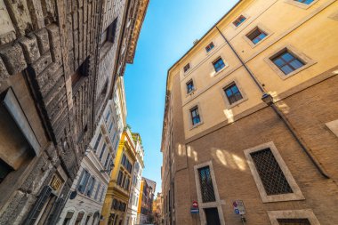 Roma 'da mavi gökyüzünün altında zarif binalar, İtalya