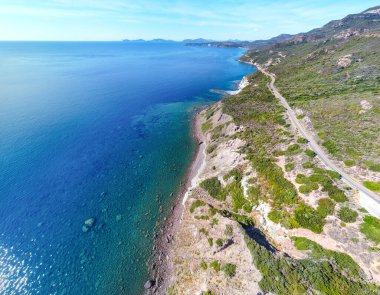Sardunya, İtalya 'da deniz kenarındaki dolambaçlı bir yolun havadan görünüşü