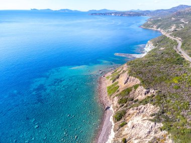 İtalya 'nın Sardunya kıyısındaki turkuaz suyun havadan görünüşü