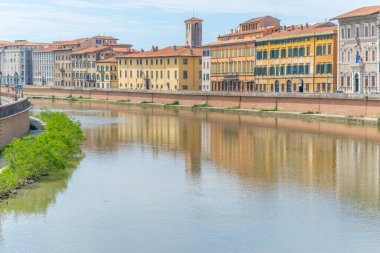 Bulutlu bir günde Pisa 'da Lungarno. Toskana, İtalya