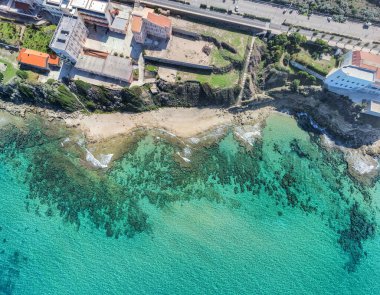 Lu Bagnu kıyısındaki turkuaz suyun havadan görüntüsü. Sardunya, İtalya