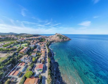 Mavi gökyüzünün altındaki Castelsardo 'nun havadan görünüşü. Sardunya, İtalya