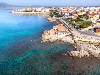 Güneşli bir günde Alghero 'nun hava manzarası. Sardunya, İtalya