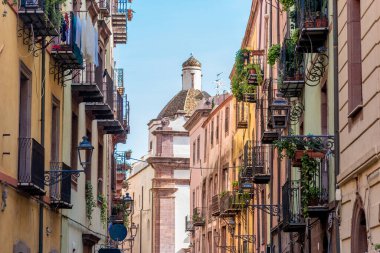 Arka planında katedral olan eski Bosa kasabası. Sardunya, İtalya
