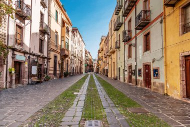 Eski Bosa kasabası, mavi gökyüzünün altında. Sardunya, İtalya