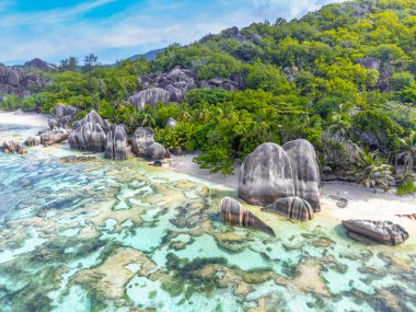 La Digue Adası, Seyşeller 'deki dünyaca ünlü Anse Source d' Argent plajının havadan görünüşü