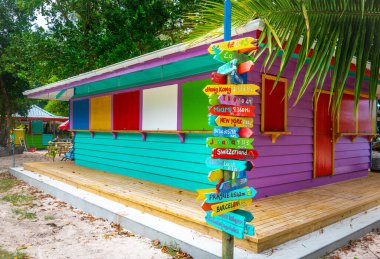 Seyşeller 'deki La Digue Adası' ndaki renkli bir sahil barının oradaki ahşap kilometre direği.