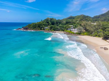 Mahe Adası, Seyşeller 'deki Grande Anse plajının hava manzarası.