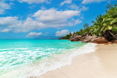 Anse Lazio 'da turkuaz su, granit kayalar ve palmiye ağaçları. Praslin Adası, Seyşeller