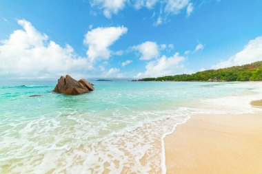 Anse Lazio mavi gökyüzünün altında öngörüde bulundu. Praslin Adası, Seyşeller