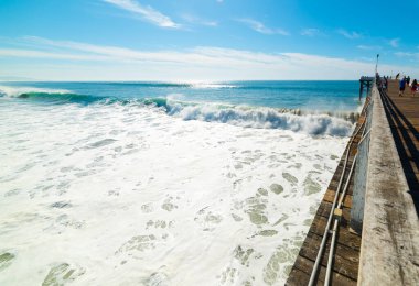 San Diego 'daki Pacific Beach' te dalgalar iskeleden görüldü. Kaliforniya, ABD