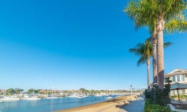 Güneşli bir günde Newport Sahili 'nde Balboa adası kıyısı. Kaliforniya, ABD