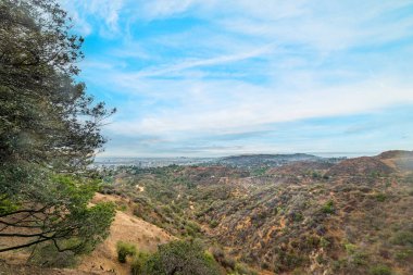 Güneşli bir günde Bronson Canyon 'dan Los Angeles görüldü. Kaliforniya, ABD