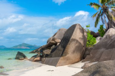 Anse Source d 'Argent' ta devasa granit kayalar ve palmiye ağaçları. La Digue, Seyşeller
