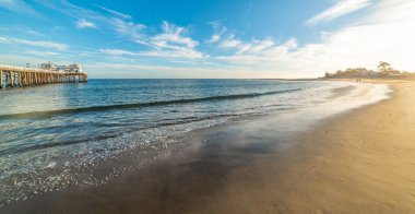 Gün batımında parlayan güneşin altında Malibu iskelesi. Kaliforniya, ABD
