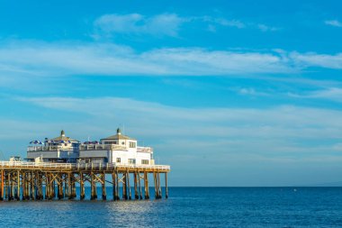 Malibu ahşap iskelesi mavi gökyüzünün altında. Kaliforniya, ABD