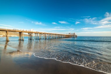 Gün batımında mavi gökyüzünün altında Malibu iskelesi. Kaliforniya, ABD