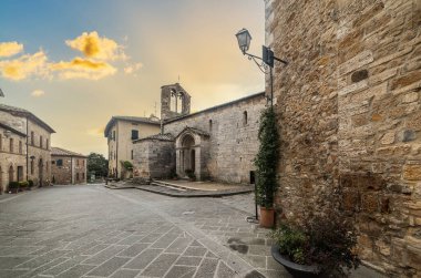 San Quirico d 'Orcia' daki kilise alacakaranlıkta renkli bir gökyüzünün altında. Toskana, İtalya