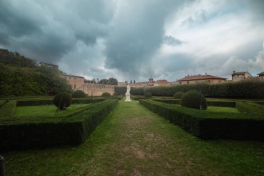 Dramatik bir gökyüzü altında Fortezza Medicea Bahçesi. Toskana, İtalya