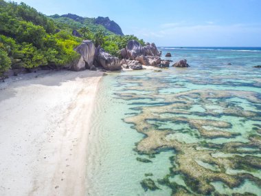 Seyşeller 'deki dünyaca ünlü Anse Source d' Argent sahilinin havadan görünüşü