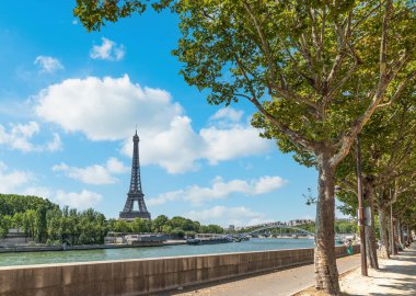 Dünyaca ünlü Eyfel Kulesi ve Paris, Fransa 'daki Seine Nehri