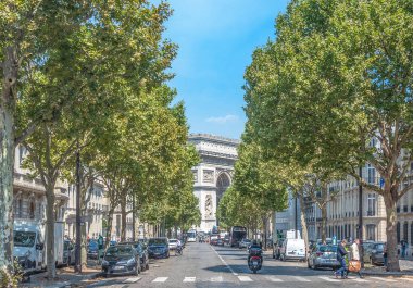 Paris, Fransa - 6 Temmuz 2018: Paris 'te geniş bir bulvarın sonundaki Thriumphal Kemeri