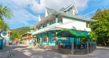 La Passe, Seyşeller - 4 Şubat 2023: La Passe Village, La Digue 'de ana cadde