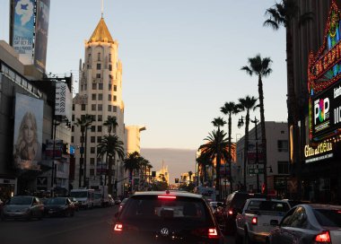 LOS ANGELES, CALIFORNIA - 29 Ekim 2016: Dünyaca ünlü Sunset Bulvarı 'nda trafik sıkışıklığı