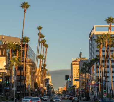 LOS ANGELES, CALIFORNIA - 29 Ekim 2016: Dünyaca ünlü Sunset Bulvarı 'nda trafik