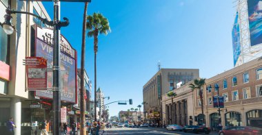 LOS ANGELES, CALIFORNIA - Kasım 02, 2016: Hollywood bulvarında mavi gökyüzü altında şehir hayatı