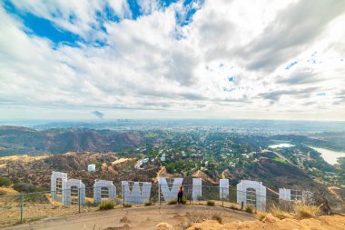 Los Angeles, ABD - 28 Ekim 2016: Hollywood tabelası dramatik bir gökyüzünün altında görüldü
