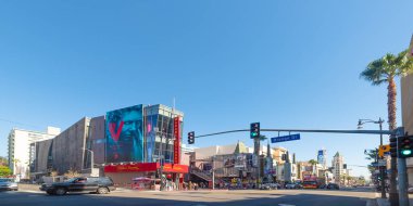 LOS ANGELES, CALIFORNIA - Kasım 02, 2016: Güneşli bir günde Hollywood bulvarında şehir hayatı