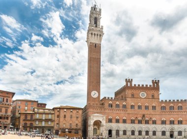 Siena 'daki Piazza del Campo bulutlu bir gökyüzünün altında. Toskana, İtalya