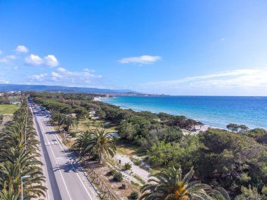 Güneşli bir günde Alghero kıyılarının havadan görünüşü. Sardunya, İtalya