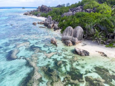 Dünyaca ünlü Anse Source d 'Argent kayaları ve mercan resiflerinin hava manzarası. Seyşeller 'deki La Digue Adası