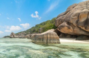 Anse Source d 'Argent plajı üzerinde mavi gökyüzü. La Digue, Seyşeller