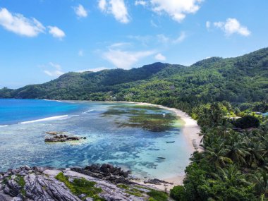 Güneşli bir günde Anse Forbans sahilinin havadan görünüşü. Mahe Adası, Seyşeller