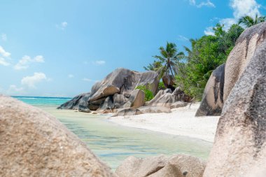 Anse Source d 'Argent' ta granit kayalarla çevrili küçük bir koy. Seyşeller 'deki La Digue Adası